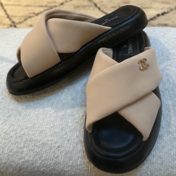Chanel Interlocking CC Logo Slide - Picture 3 of 15